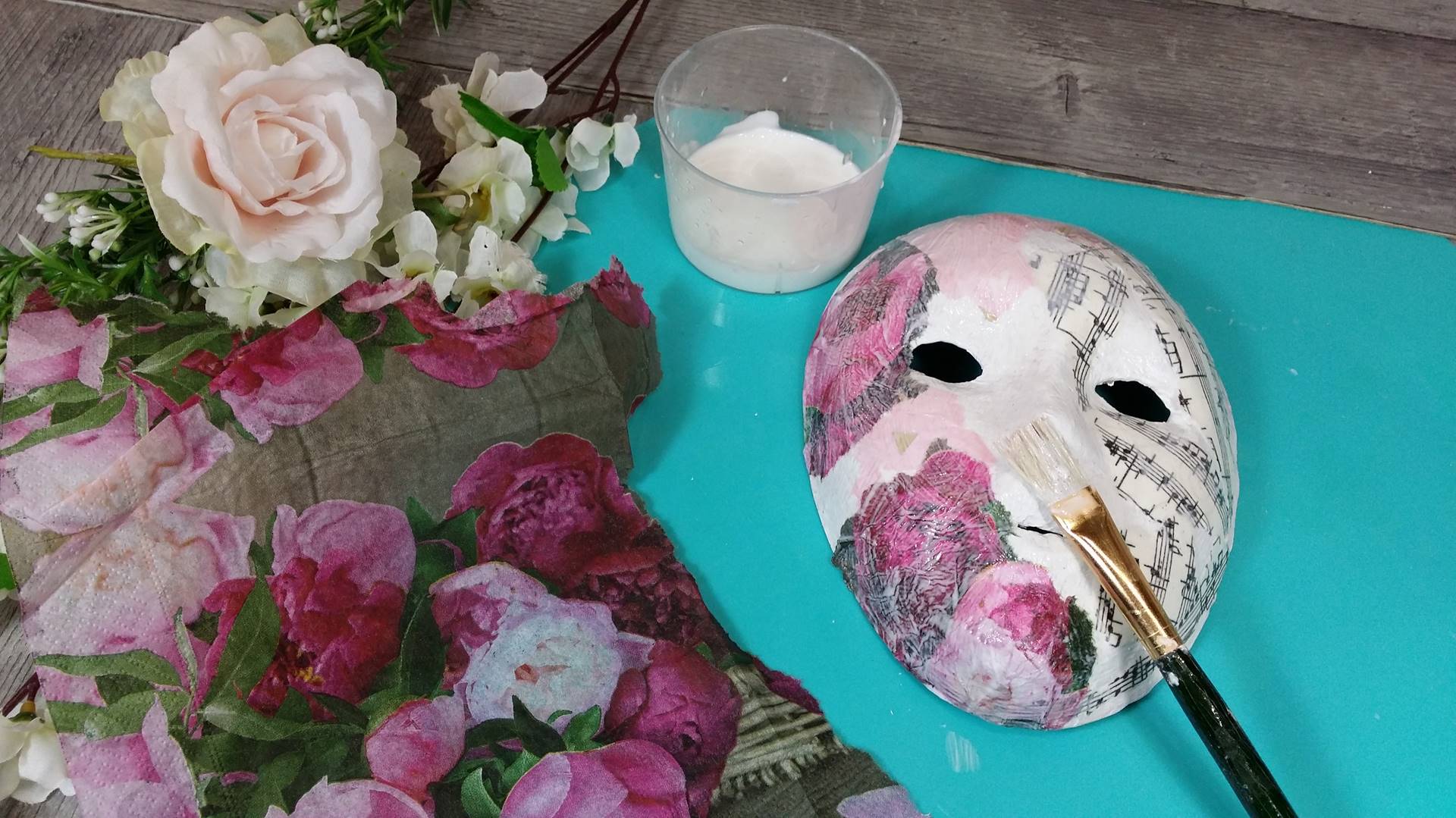 masque-carnaval-fete-matériel-diy-musique-partition-fleur-pivoine-decoration-deguisement